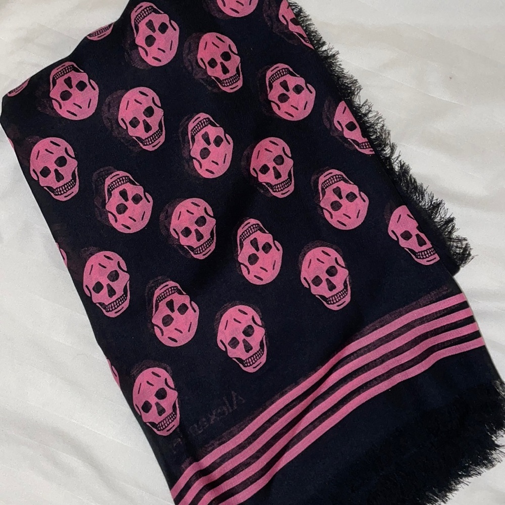 Alexander McQueen scarf skull print. Approx. 47.2" x 55.1" (120 x 140cm).